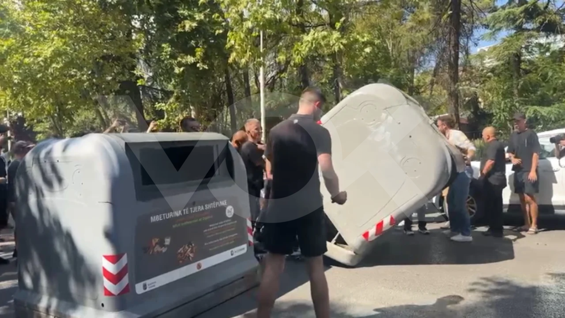 Protestuesit në Tiranë janë zhvendosur sërish gjatë marshimit, duke bllokuar qarkullimin në një nga rrugët e kryeqytetit.