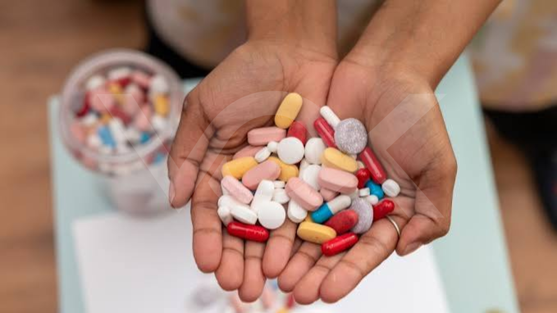 Ibuprofeni nuk duhet të merret me stomak bosh, ja çfarë këshillojnë farmacistët