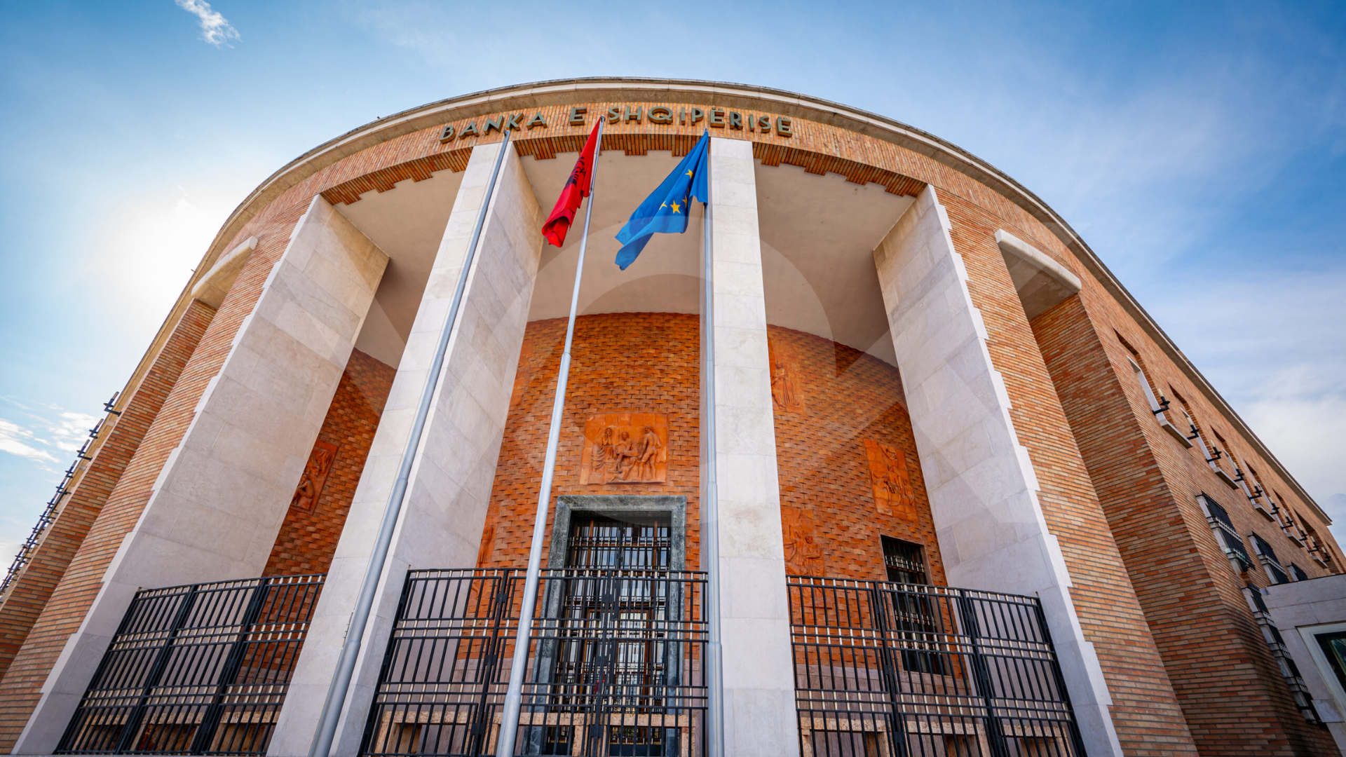 Banka e Shqipërisë: Depozitat dhe kursimet e qytetarëve janë të sigurta pas dëmtimeve nga protestat