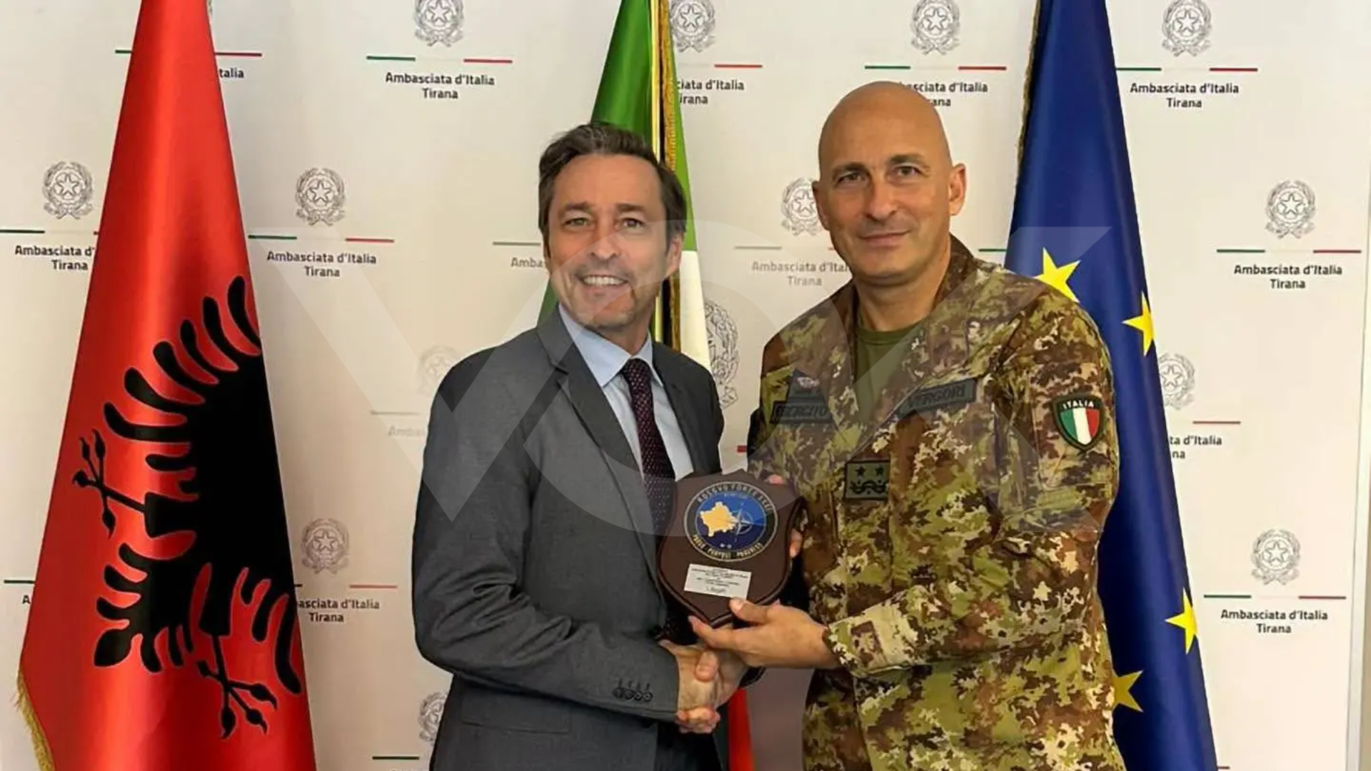 Komandanti i KFOR-it takohet me ambasadorin italian, diskutojnë sigurinë në rajon